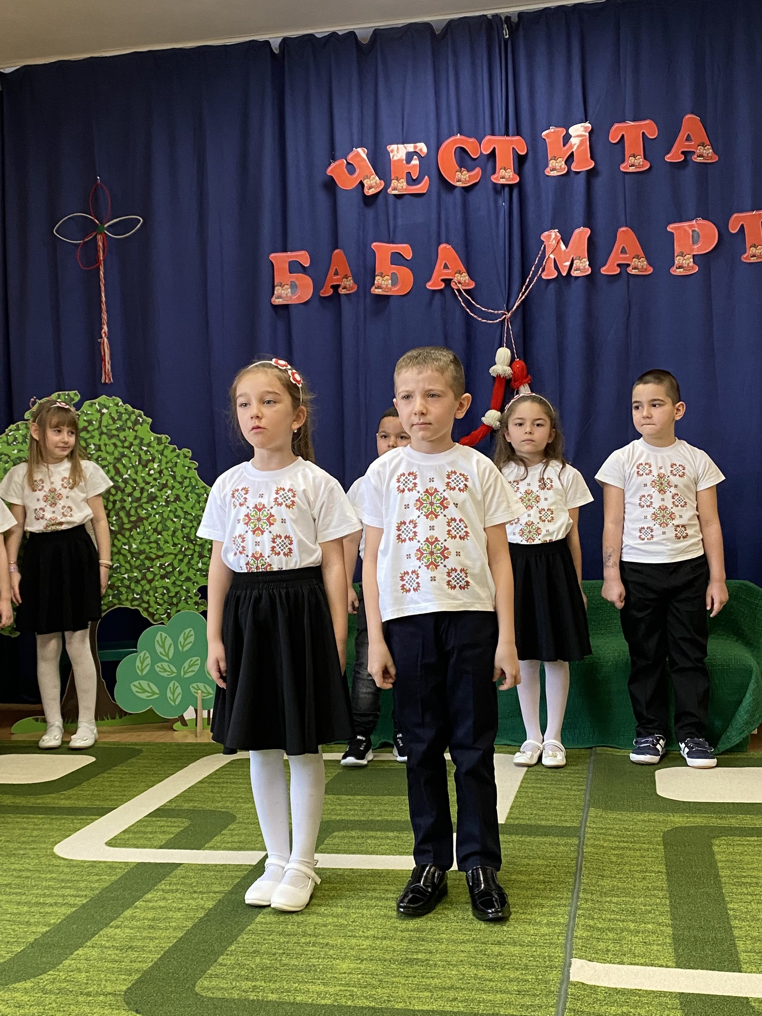 Баба Марта при децата